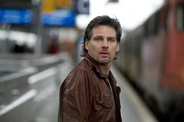Leon (Ren&eacute; Steinke) holt seine Tochter vom Bahnhof ab.