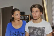 Dominik (Raul Richter) ist gerührt, als Emily (Anne Menden) ihn besorgt davon abhält, erneut zum Koks zu greifen. Dominik (Raul Richter) ist gerührt, als Emily (Anne Menden) ihn besorgt davon abhält, erneut zum Koks zu greifen.