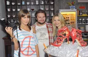 Pia (Isabell Horn, li.), Tuner (Thomas Drechsel) und Verena (Susan Sideropoulos) sind von ihrer Idee für Verenas Internet-Blog für Schuhe begeistert. Pia (Isabell Horn, li.), Tuner (Thomas Drechsel) und Verena (Susan Sideropoulos) sind von ihrer Idee für Verenas Internet-Blog für Schuhe begeistert.