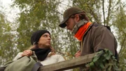 Simon (Thore L&uuml;thje, r.) und Valerie (Maike Johanna Reuter, l.) sind geschockt: Valerie hat nicht auf einen Wolf geschossen, sondern Jonas mit einem Streifschuss erwischt!