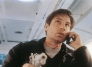 Mulder (David Duchovny) erf&auml;hrt am Telefon von seiner Kollegin spannende Einzelheiten &uuml;ber den regierungseigenen Eisenbahnwaggon.