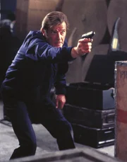 Bisher ist der Superagent 007 (Roger Moore) noch jedem Hinterhalt entkommen.