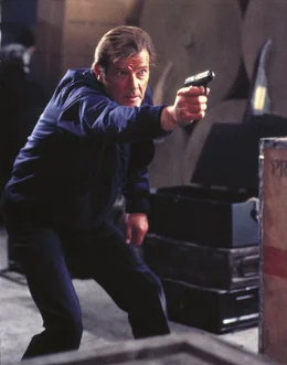 Bisher ist der Superagent 007 (Roger Moore) noch jedem Hinterhalt entkommen.
