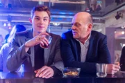 Direktor Rose (Uli Gebauer, r.) lenkt den Tabledancebar-Betriebsleiter Jan (Gerrit Klein) ab.
