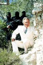 Der spanische Polizeichef Crespo (Peter Gavajda) will mit seinen Leuten eine Schmugglerh&uuml;tte ausheben.