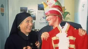Gerade als Rita (Gaby K&ouml;ster, r.) in das Funkemariechenkost&uuml;m schl&uuml;pfen will, kommt die Rettung: Schwester Berta (Isabell Trimborn) hat es sich noch einmal &uuml;berlegt und wird f&uuml;r Oma P&uuml;tz tanzen!