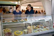 Fabienne Buhl (re.) am Kuchenstand beim Scheibenhard(t)er Br&uuml;ckenfest