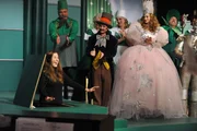 Als Frankie h&ouml;rt, dass jeder beim Musical des Orson Community Theater mitmachen kann, sieht sie f&uuml;r Sue (Eden Sher, l.) die Chance, auch mal an etwas Gro&szlig;em teilzunehmen.
