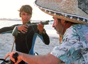 Eva (Nadja abdel Farrag) gibt dem Schmuggler Ricardo (Antonio Orell) keine Chance, um mit dem Motorrad zu entkommen.