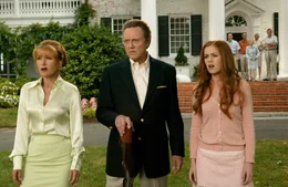 Finanzminister William Cleary (Christopher Walken, M.), seiner Frau Kathleen (Jane Seymour, l.) und T&ouml;chterchen Gloria (Isla Fisher, r.) k&ouml;nnen sich nur wundern: Die beiden selbstbewussten Verehrer John und Jeremy stapfen von einem Fettn&auml;pfchen ins n&auml;chste ...