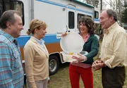 Eigentlich f&uuml;hren Karla und Werner seit 35 Jahren eine harmonische Ehe. Doch ihre unterschiedlichen Urlaubsw&uuml;nsche scheinen pl&ouml;tzlich alles kaputt zu machen. Und als dann noch die Liebe ins Spiel kommt, scheint alles verloren... im Bild: Werner (Michael Mendl, re.) stellt Karla (Gila von Weitershausen, 2.v.li.) seine beiden gew&ouml;hnungsbed&uuml;rftigen Camping-Freunde G&uuml;nther (Paul Fa&szlig;nacht) und Ursula (Catrin Striebeck) vor.