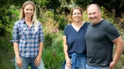 Hinter den Hecken Staudengarten in Thierachern BE Staffel 5 Folge 7 Moderatorin Nicole Berchtold mit Rosette und Ruedi Stettler in ihrem Staudengarten 2022 Hinter den Hecken Staudengarten in Thierachern BE Staffel 5 Folge 7 Moderatorin Nicole Berchtold mit Rosette und Ruedi Stettler in ihrem Staudengarten 2022