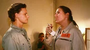 Die "Neue", Melanie Schmidt (Sigrid M. Schn&uuml;ckel, li.), ger&auml;t schnell mit Walter (Katy Karrrenbauer) aneinander, die in ihr eine Konkurrentin sieht. Zwischen den beiden Frauen kommt es zu einem Kr&auml;ftemessen.