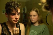 Neumatt Staffel 1 2020 Produktion: Zodiac Pictures Ltd Regie: Sabine Boss/Pierre Monnard Buch: Marianne Wendt Folge 4 Hauptmotiv 1 Muss den Ekel überwinden: Sophie Hutter als Sarah Wyss und Anouk Petri als Angelina Wyss Neumatt Staffel 1 2020 Produktion: Zodiac Pictures Ltd Regie: Sabine Boss/Pierre Monnard Buch: Marianne Wendt Folge 4 Hauptmotiv 1 Muss den Ekel überwinden: Sophie Hutter als Sarah Wyss und Anouk Petri als Angelina Wyss