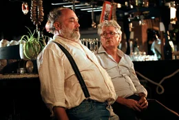 Gerd (Henry H&uuml;bchen, rechts) und Mirko (Karl Fischer) feiern feuchtfr&ouml;hliche Verbr&uuml;derung.