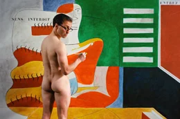 Le Corbusier (Charles Morillon) bemalt eine Wand des Hauses E. 1027. Sp&auml;ter stellt er Fotos davon aus und l&auml;sst die Welt glauben, er sei der Erbauer des Geb&auml;udes. (Spielszene)
