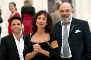 Darinka (Andrea Eckert), Mirko (Karl Fischer, rechts) und Mato (Karim Cherif) sind gl&uuml;cklich &uuml;ber die Hochzeit.