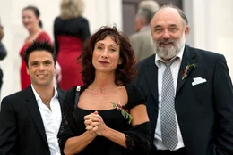 Darinka (Andrea Eckert), Mirko (Karl Fischer, rechts) und Mato (Karim Cherif) sind gl&uuml;cklich &uuml;ber die Hochzeit.