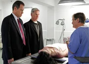 Sorgen daf&uuml;r, dass kein Fall ungekl&auml;rt bleibt: Gibbs (Mark Harmon, 2.v.l.), Ducky (David McCallum, r.) und Metro Detective Danny Sportelli (Jack Conley, l.) ...