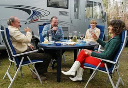 Werner (Michael Mendl, li.) fragt sich, warum seine Frau Karla (Gila von Weitershausen, 2.v.re.) der rustikalen Camping-Idylle mit G&uuml;nther (Paul Fa&szlig;nacht) und Ursula (Catrin Striebeck) so gar nichts abzugewinnen vermag.