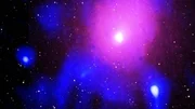Im Galaxiehaufen Ophiuchus entdeckten Astronomen Spuren der bislang größten bekannten Explosion im Universum, wahrscheinlich entstanden bei der Explosion eines supermassereichen Schwarzen Lochs. Im Galaxiehaufen Ophiuchus entdeckten Astronomen Spuren der bislang größten bekannten Explosion im Universum, wahrscheinlich entstanden bei der Explosion eines supermassereichen Schwarzen Lochs.