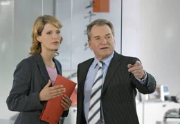 Ein knallharter Anwalt: Richard Steiner (Fritz Wepper) traut seiner Tochter Klarissa (Ann-Catrin Sudhoff) beruflich noch nichts zu.