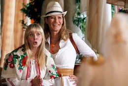 Lisa (Jasmin Schwiers, links) und ihre Mutter Theresa (Suzanne von Borsody) sind nicht begeistert &uuml;ber die kroatische Folklore.