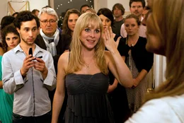 Theresa (Suzanne von Borsody, rechts) ist nicht begeistert davon, dass ihre Tochter Lisa (Jasmin Schwiers) den Kroaten Hrvoje (Ludwig Trepte, 2. von links) heiraten will. Auch auf die Gegenwart ihres Exmannes Gerd (Henry H&uuml;bchen, 3. von links) k&ouml;nnte sie gern verzichten.