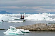 Eisberge wie M&auml;rchenwesen: Die aus S&uuml;&szlig;wasser und Mineralien bestehenden Riesen sind im unwirtlichen Gr&ouml;nland nicht nur f&uuml;r jede Lebensform unverzichtbar, sondern auch Gegenstand von Mythen und Legenden.