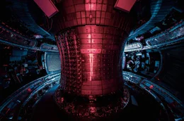Blick in einen Versuchsreaktor f&uuml;r Magnetfusion: der Tokamak ASDEX Upgrade am Max-Planck-Institut f&uuml;r Plasmaphysik in Garching bei M&uuml;nchen. Weltweit sind Forschungs- und Entwicklungsteams im Rennen.