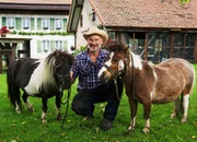 Eusi Landchuchi Staffel 2 Michel Bessart. Die Ver&ouml;ffentlichung im Zusammenhang mit Hinweisen auf die Programme von Schweizer Radio und Fernsehen ist honorarfrei und muss mit dem Quellenhinweis erfolgen.