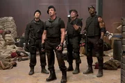 L-R: Lee Christmas (Jason Statham), Barney Ross (Sylvester Stallone), Toll Road (Randy Couture) und Hale Caesar (Terry Crews)