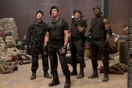 L-R: Lee Christmas (Jason Statham), Barney Ross (Sylvester Stallone), Toll Road (Randy Couture) und Hale Caesar (Terry Crews)