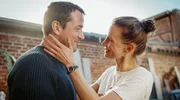Neue Liebe, alte Heimat: Pariserin Serafina (Frida-Lovisa Hamann) und Mike (Marc Benjamin).