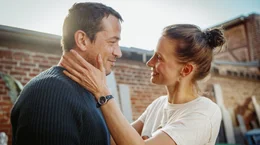 Neue Liebe, alte Heimat: Pariserin Serafina (Frida-Lovisa Hamann) und Mike (Marc Benjamin).