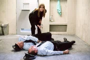 Mit einem Elektroschocker hat Natascha (Susann Uplegger) Brock (Leon Boden, li.) und Kittler (Egon Hofmann) gel&auml;hmt. Ein Feuer soll das &Uuml;brige tun, um die beiden loszuwerden...