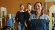 Serafina (Frida-Lovisa Hamann, li.) und Daniela (Lucie Heinze, Mitte) und sto&szlig;en bei Mutter Christa (Steffi K&uuml;hnert, re.) auf taube Ohren.