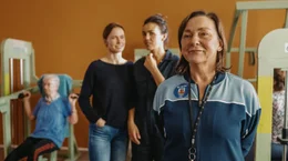 Serafina (Frida-Lovisa Hamann, li.) und Daniela (Lucie Heinze, Mitte) und sto&szlig;en bei Mutter Christa (Steffi K&uuml;hnert, re.) auf taube Ohren.