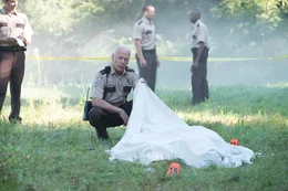 Howell (Bruce Willis, vorne)
