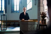 Neumatt Staffel 1 2020 Produktion: Zodiac Pictures Ltd Regie: Sabine Boss/Pierre Monnard Buch: Marianne Wendt Folge 2 Hauptmotiv 4 Hält die Abdankunsrede: Rachel Braunschweig als Katharine Wyss Neumatt Staffel 1 2020 Produktion: Zodiac Pictures Ltd Regie: Sabine Boss/Pierre Monnard Buch: Marianne Wendt Folge 2 Hauptmotiv 4 Hält die Abdankunsrede: Rachel Braunschweig als Katharine Wyss