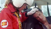 Dr. Karin Thaler (Roswitha Meyer, li.) k&uuml;mmert sich um den beim Flugzeugabsturz schwerverletzten Martin B&auml;umler (Urs Remond).