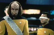 L-R: Worf (Michael Dorn) und Geordi (LeVar Burton)