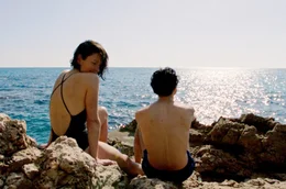 Eileen Gray (Natalie Radmall-Quirke) baute das Refugium an der C&ocirc;te d'Azur zusammen mit dem Journalisten Jean Badovici (Axel Moustache). (Spielszene)