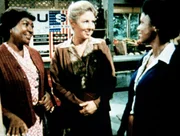 Verdie Foster (Lynn Hamilton, l.) macht ihre Tochter Esther (Joan Pringle, r.), die auf dem College Betriebspsychologie studiert hat, mit Olivia Walton (Michael Learned, M.) bekannt.