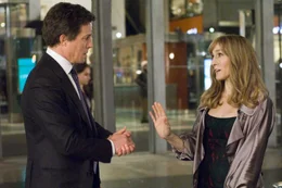 Paul (Hugh Grant, l.) und Meryl (Sarah Jessica Parker, r.) sind ein erfolgreiches New Yorker Ehepaar, aus deren Beziehung die Luft raus ist. Durch Zufall werden sie Augenzeuge eines Mordes, in den ein Mafia-Pate verwickelt ist. Gegen ihren Willen m&uuml;ssen sie im Rahmen eines Zeugenschutzprogramms ins ferne Wyoming umziehen. Dort kommt ihre Ehe allm&auml;hlich wieder ins Lot. Doch aus der fernen Stadt naht die Gefahr ...