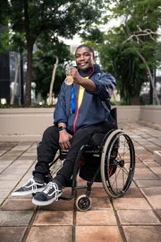 Sandile Mkhize posiert am 8. Mai 2022 w&auml;hrend des Wings for Life World Run App Run in Johannesburg, S&uuml;dafrika, f&uuml;r ein Portr&auml;t.