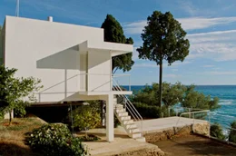 Die K&uuml;stenvilla E.1027 in Roquebrune-Cap-Martin: Das avantgardistische Meisterwerk ist ein bewusster Gegenentwurf zur strengen funktionalen Moderne der 1920er Jahre.