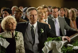 Ahnen nicht, dass sich auf der Hochzeit zwei ungebetene G&auml;ste befinden: (v.l.n.r.) Grandma (Ellen Albertini Dow), William Cleary (Christopher Walken) und seine Frau Kathleen (Jane Seymour) ...
