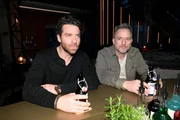 Michael "Michi" (Lars Pape, r.) und Carlos (Patrick Fernandez) sind f&uuml;reinander da.