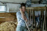 Neumatt Staffel 3 2024 Regie: Bettina Oberli, Cosima Frei Drehbuch: Marianne Wendt, Christian Schiller, Adrian Spring, Ruth Rehmet, Luisa Ricar, Lea Pasinetti Produktion: Zodiac Pictures Ltd Folge 4 – Erfolgskurs Motiv 6 Endlich auf Erfolgskurs: Sophie Hutter als Sarah Wyss Neumatt Staffel 3 2024 Regie: Bettina Oberli, Cosima Frei Drehbuch: Marianne Wendt, Christian Schiller, Adrian Spring, Ruth Rehmet, Luisa Ricar, Lea Pasinetti Produktion: Zodiac Pictures Ltd Folge 4 – Erfolgskurs Motiv 6 Endlich auf Erfolgskurs: Sophie Hutter als Sarah Wyss